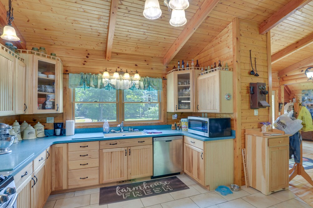 Serene Valley Bend Cabin Rental: 7 Private Acres! view 2