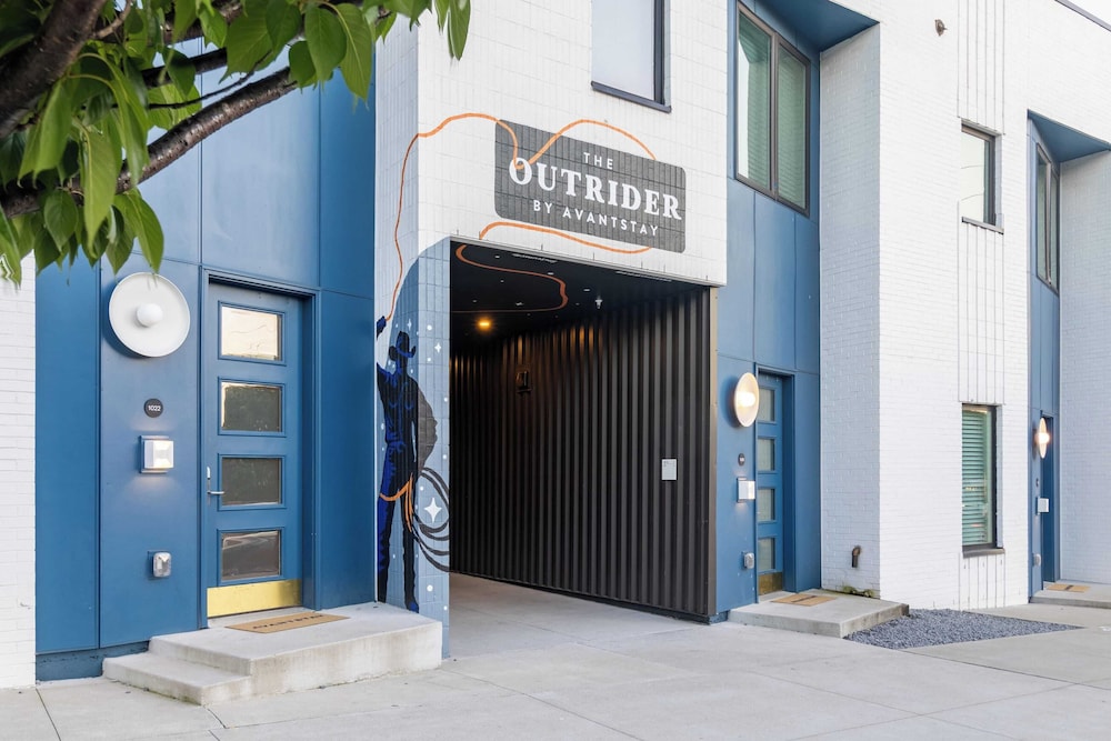 Sleeps 28 2 Units Near DT Nashville Outrider by Avantstay