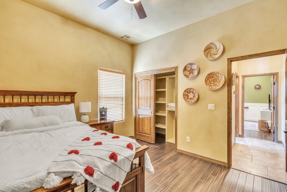 Relax & Rejuvenate: Pool, Sauna & Gym 3 Bedroom Home by RedAwning view 2