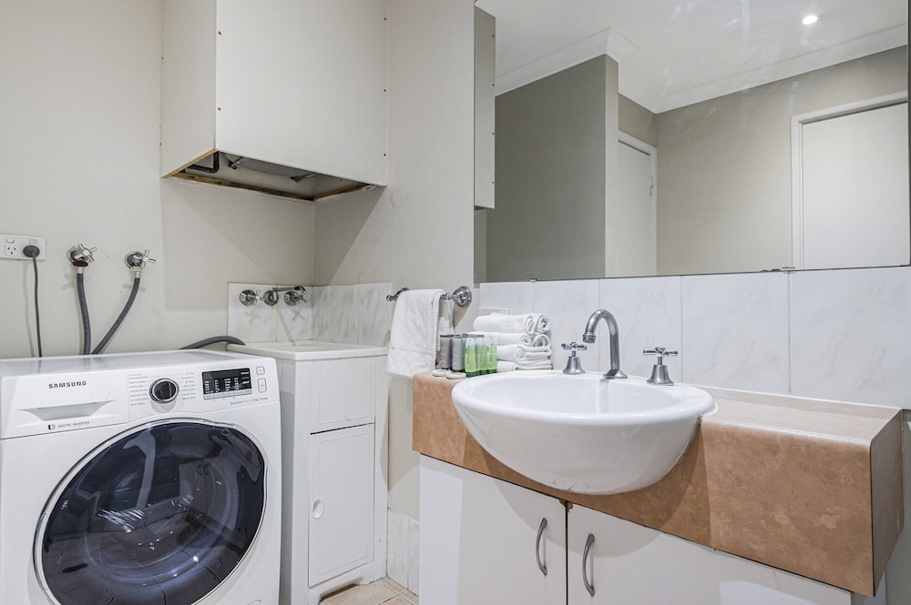 Central East Perth Flat With Pool & Gym Access
