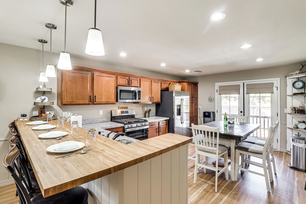 4 Mi to Fool Hollow Lake: Show Low Home w/ Hot Tub