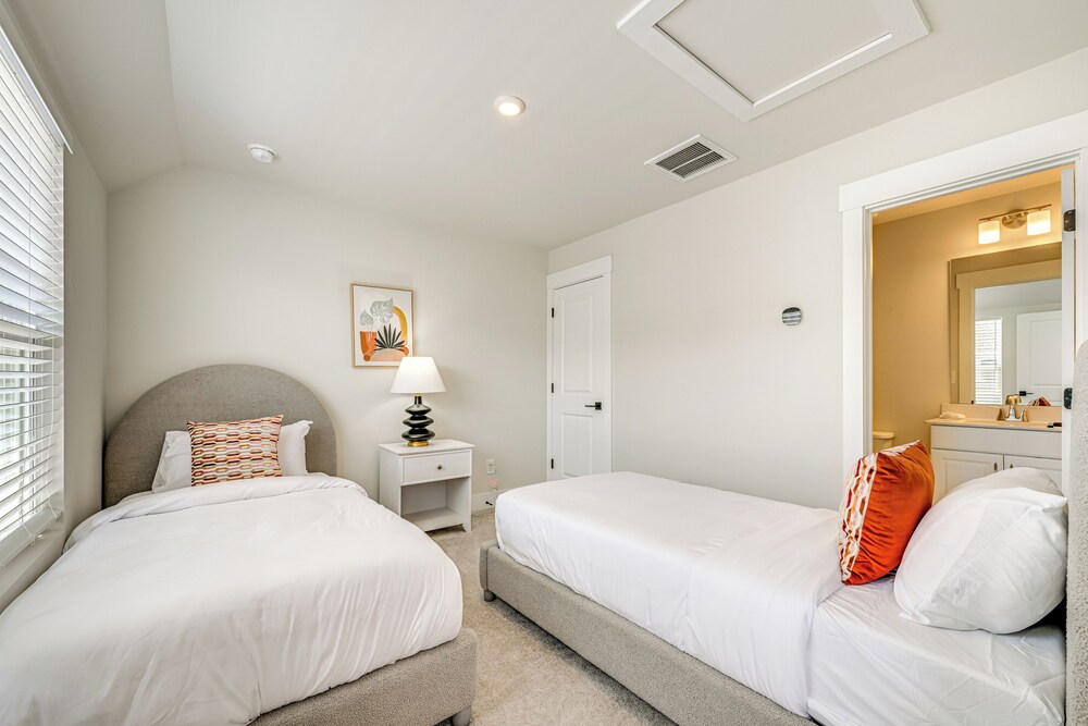 2 Mi to Dtwn Charlotte: Unit w/ Rooftop Deck!