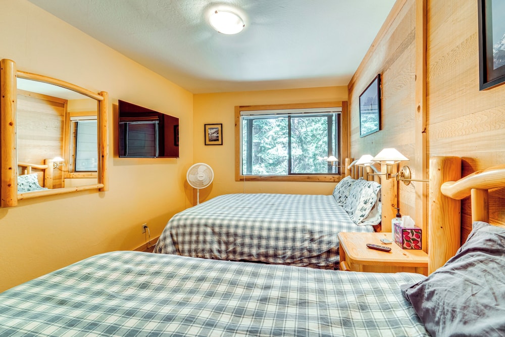 8 Mi to North Tahoe Beach: Truckee Resort Condo