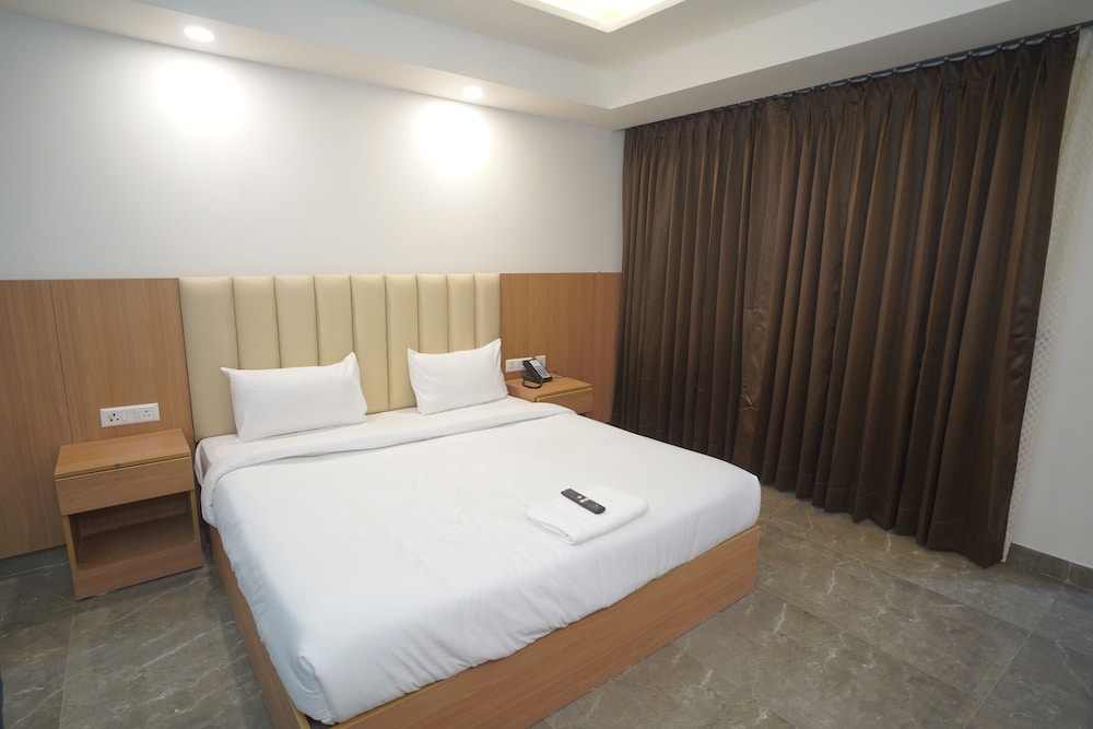 Royal Raven Hotel And Banquet