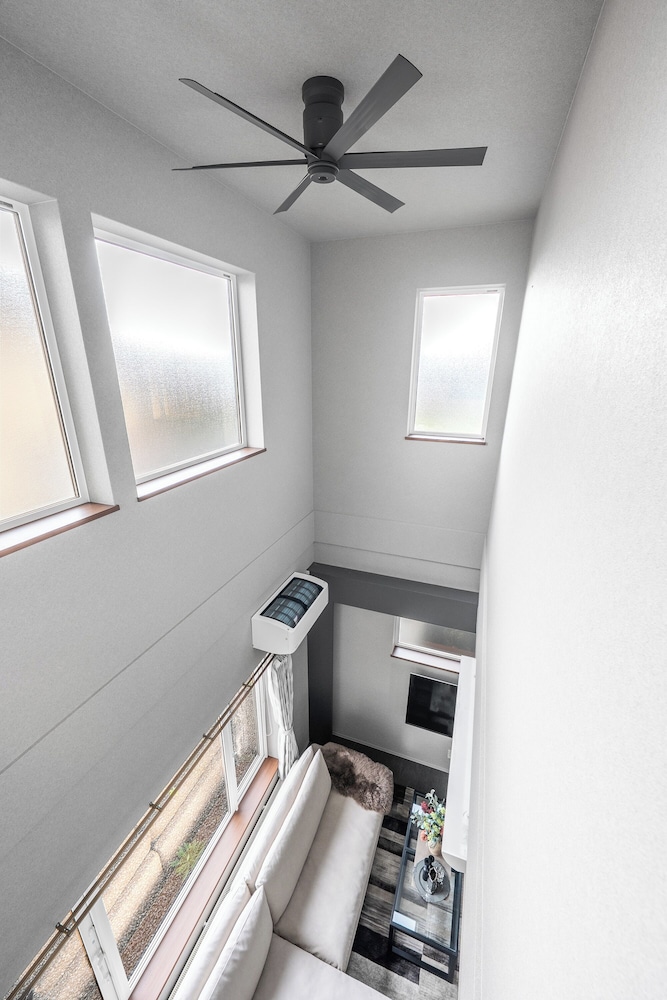 THE SHIMMER FURANO