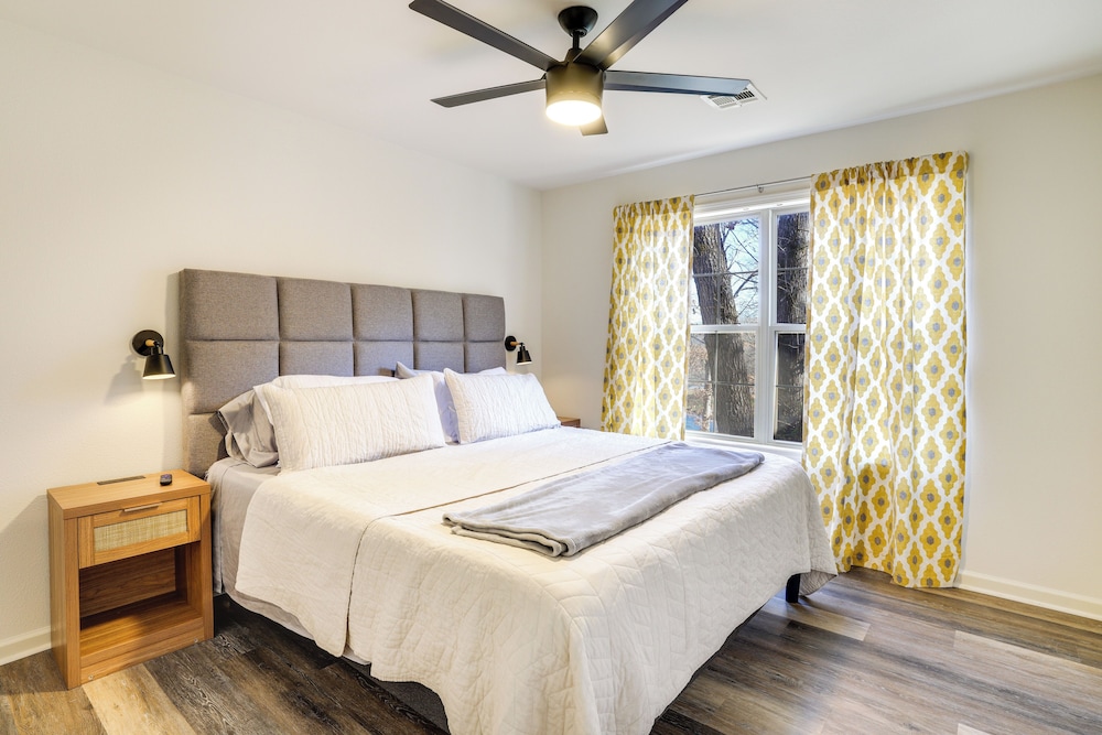 Lakefront Retreat w/ Game Room in Bella Vista!