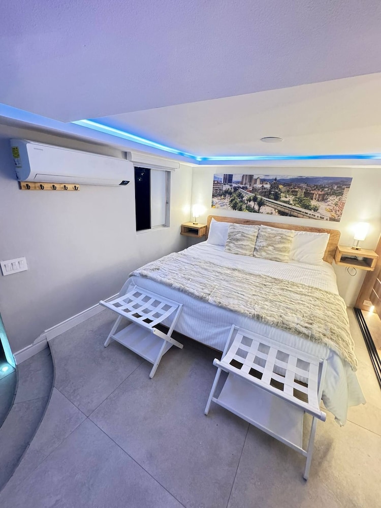 Stylish 1BR Getaway, Jacuzzi, Fireplace, Gym and AC