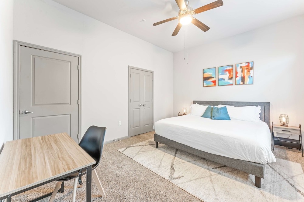 Homey 2BR Suite Close to Downtown w Fast Wifi