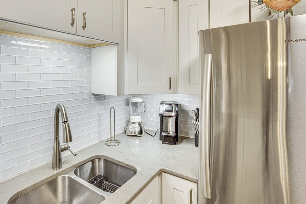 Access to Folly Field Beach & Pools: Coastal Condo