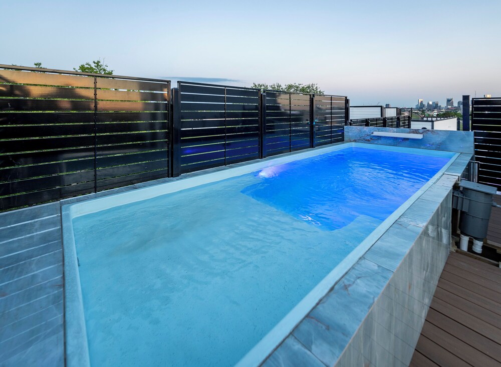 Large Groups - Rooftop Pools - Sleeps 24