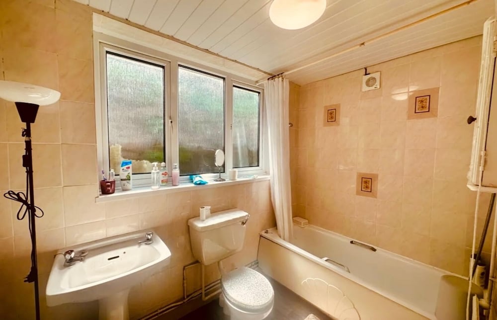 Spacious 5 Bedroom House in Swansea