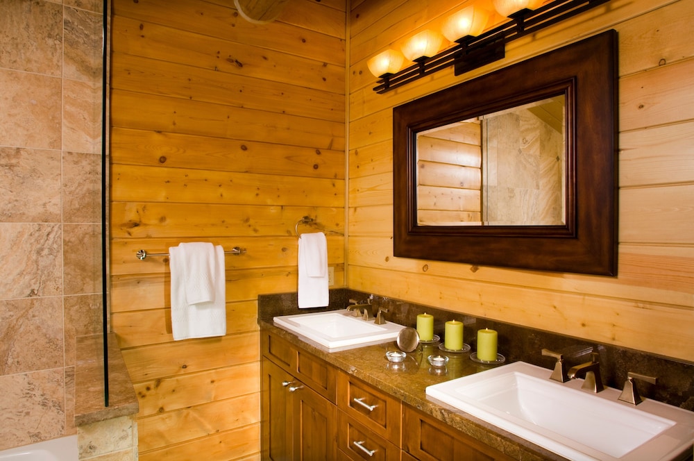 Private Unique On-mtn 4br 4ba 4 Bedroom Cabin by RedAwning