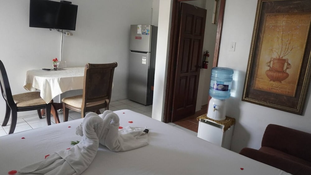 Sea Belize Relaxing Studio w Sea View Pool & Overwater Deck Near Airport, 1st FL