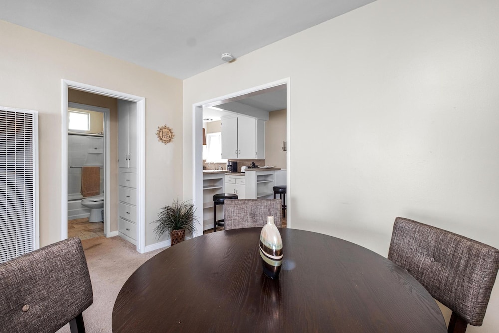Beachside Apt With Laundry AC Patio