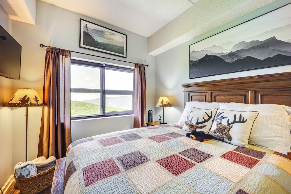 3 Mi to Sugar Mtn Resort: Condo w/ Pool & Hot Tub