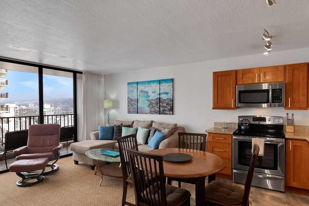 Deluxe Ocean View Condo on 31st Floor - Free Parking & Wifi! by Koko Resort Vacation Rentals