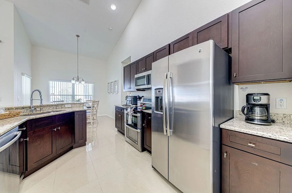 Elegant 4Br Retreat W/ Stylish Interior & Kitchen