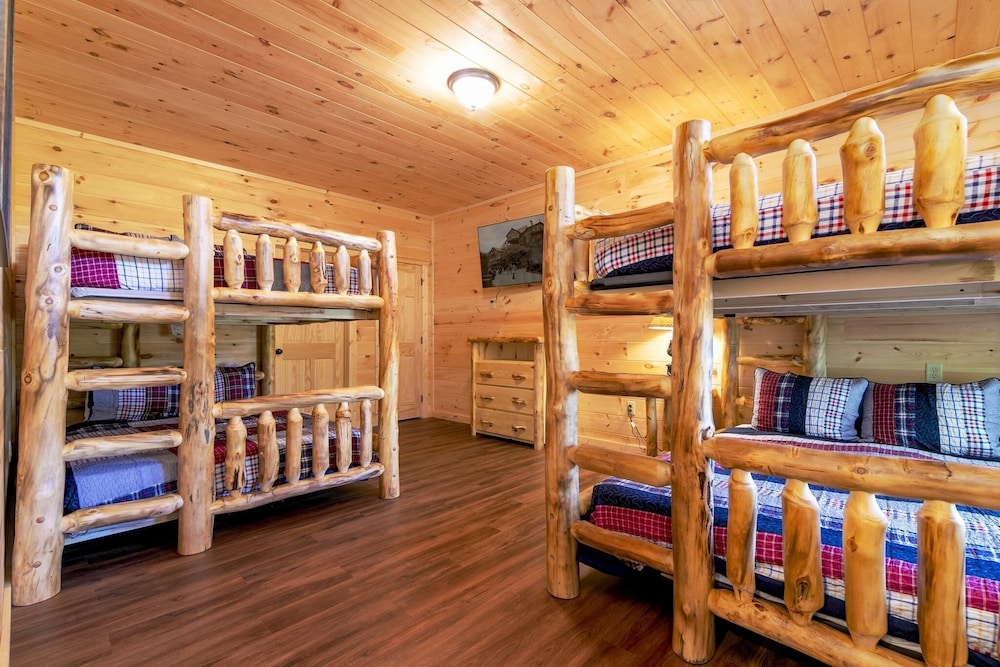 Donwell Manor - 4 Bedrooms, 4 Baths, Sleeps 16 4 Cabin by RedAwning view 3