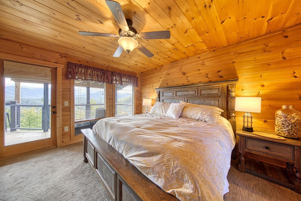 Cabin w Amazing Views Theater Firepit Hot Tub
