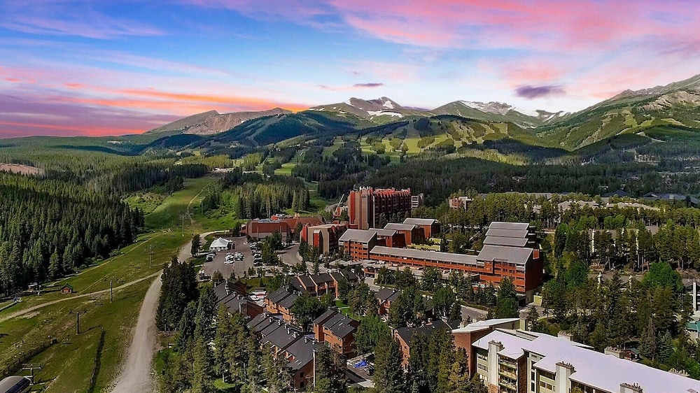 Perfectly Located 1br - Steps To Ski & Apres Fun - Sleeps 4 1 Bedroom Condo by RedAwning