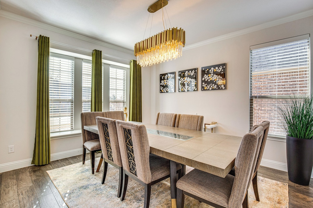 6 Mi to Lake Lewisville: Chic Retreat in Frisco!