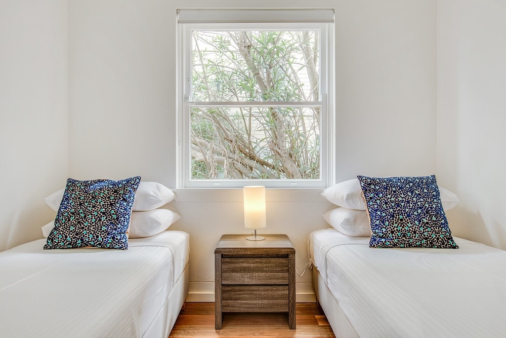 Art Deco 2-bed Close to City and Harbour