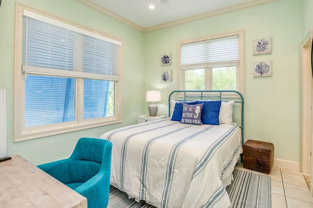 Gulf Shores Escape Walk to Waves Pool Golf Views