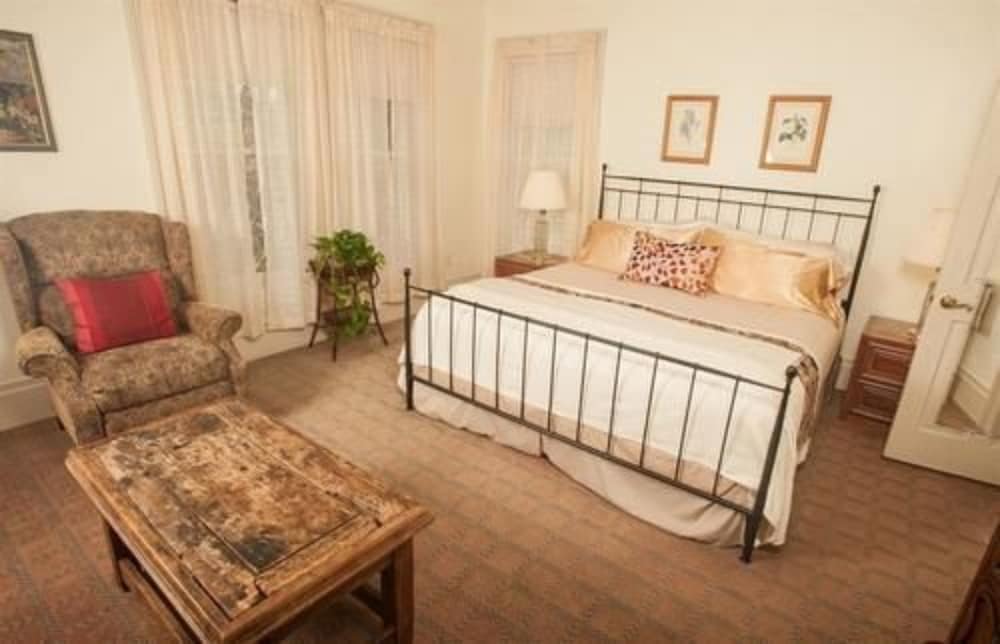 Camellia Inn