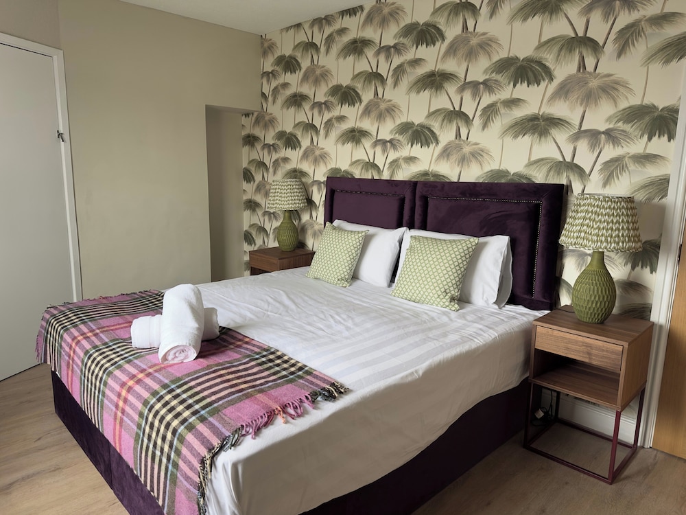 House Sleeps 10-garden-parking-nearbarryisland