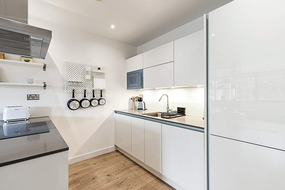 Well-connected, Cosy and Bright Modern Flat