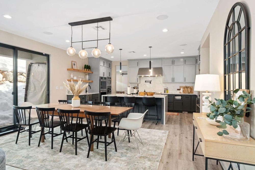 Luxury Retreat Home w Hot Tub - Property Image 9