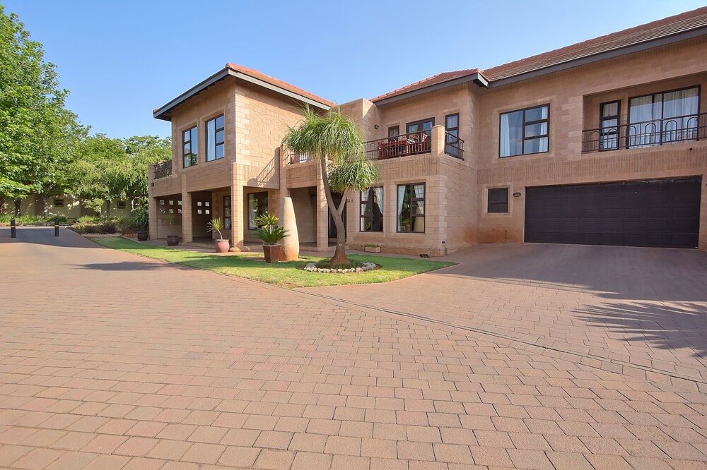 Centurion Golf Suites Boca Walk