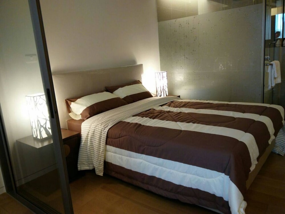 S39- 1 Bedroom Downtown Apt With Balcony and Pool