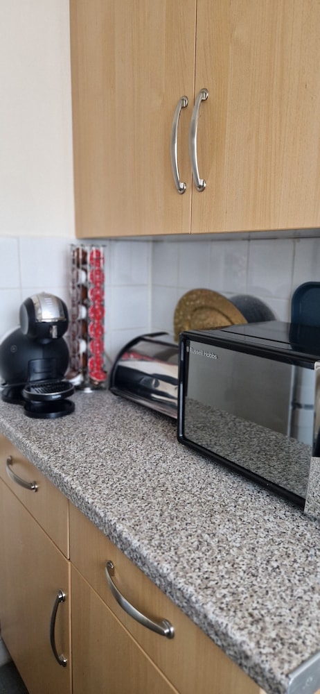 2 Bed-sleeps5-free Parking-10 min Walk Underground