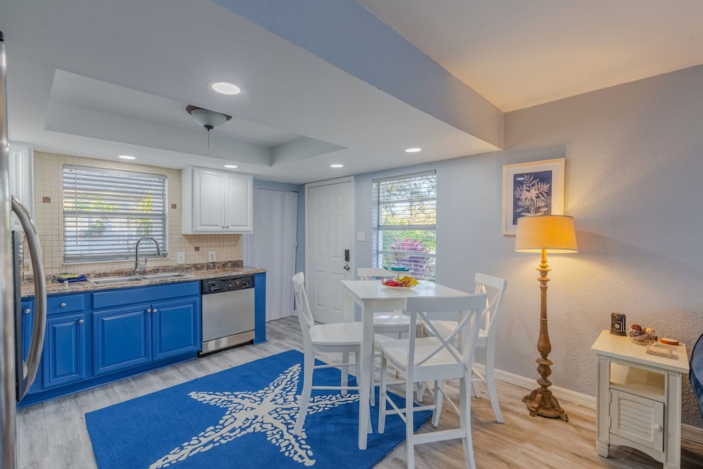 Royal Blue Downtown-gulfport-heated Pool
