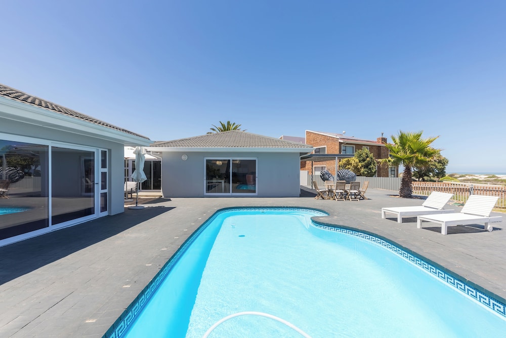 Beachfront, Private Pool, Pizza Oven, Pool Table, Fast Internet, Family Friendly