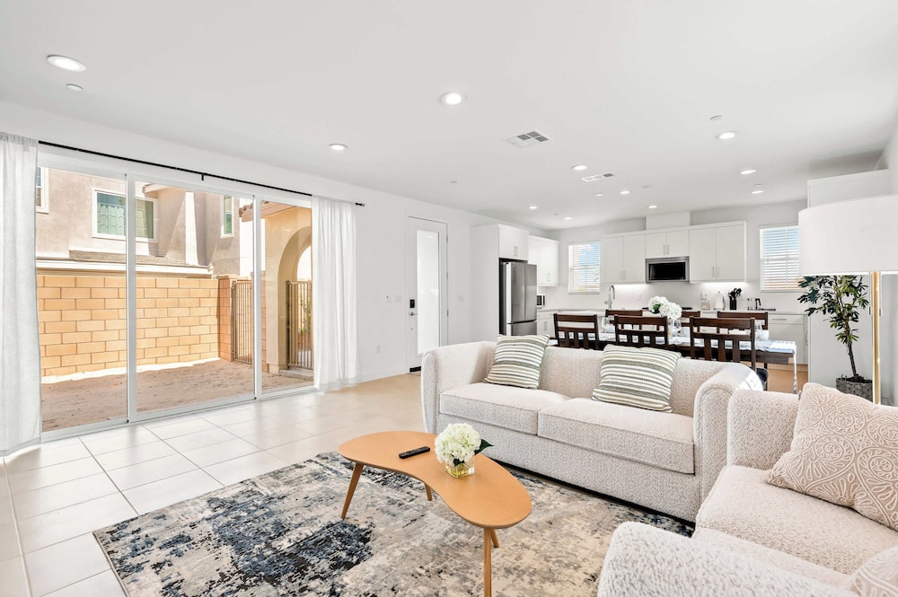 Stylish 3BR Oasis in Palm Desert Near El Paseo Zoo