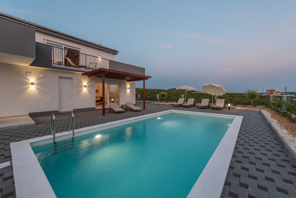 Luxury Escape With Swimming Pool & Modern Design