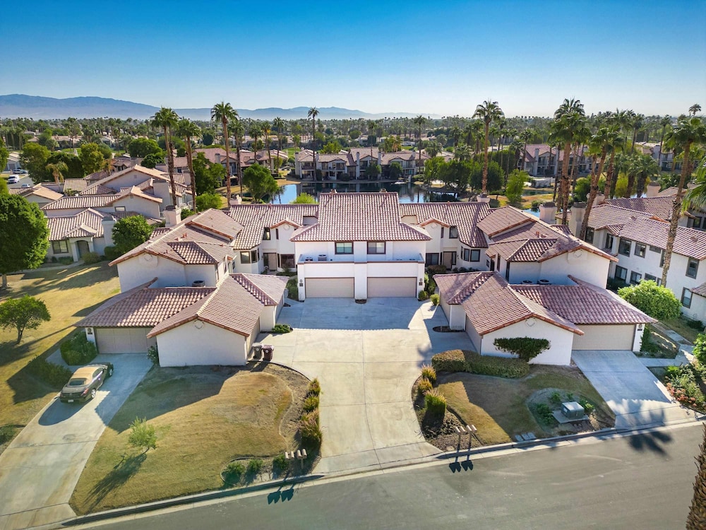 Cozy Lakeside Retreat in PGA West Bbq Scenic Views