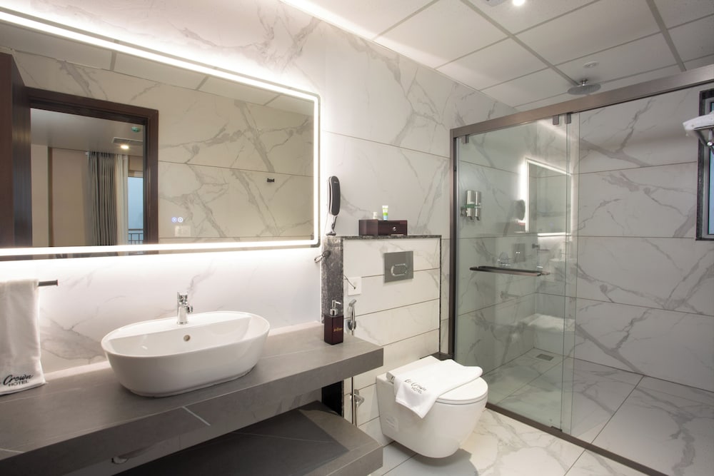 Le Crown Hotel
