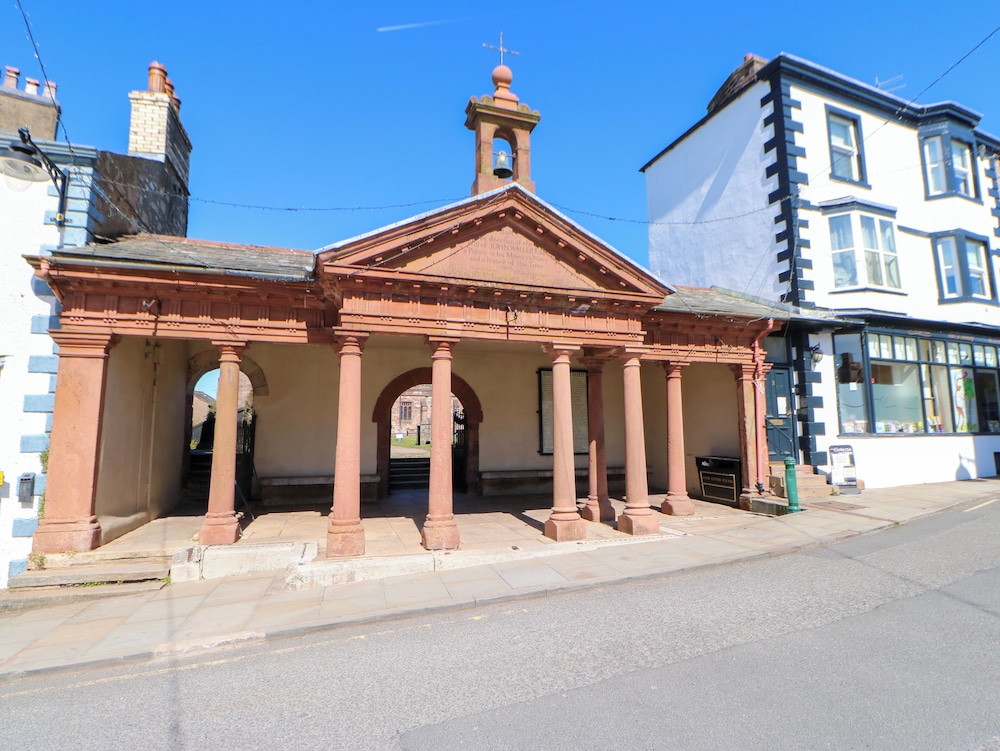 2 Eden Lodge