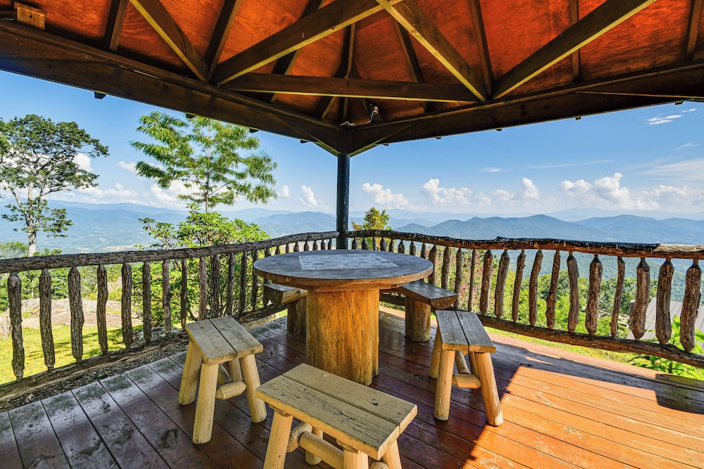 Condo w/ Private Balcony 6 Mi to Pisgah NF!