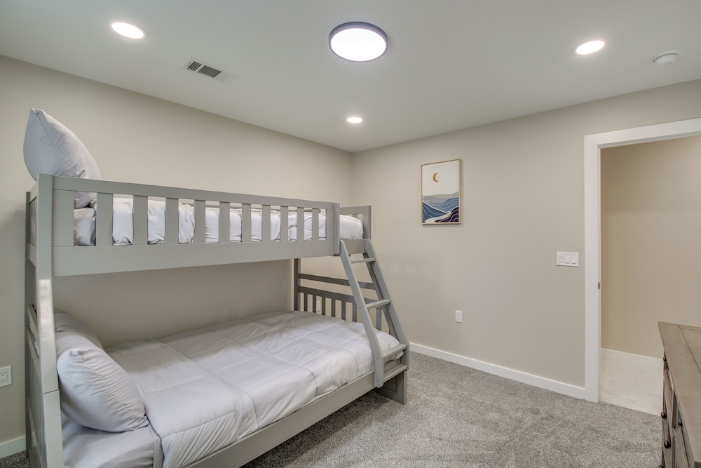 6 Mi to Dtwn: Hot Springs Abode w/ Yard!