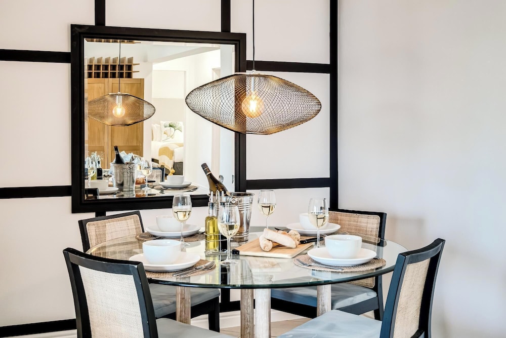 Chic 2bed in Camps Bay w Sea Views Bayview Rise