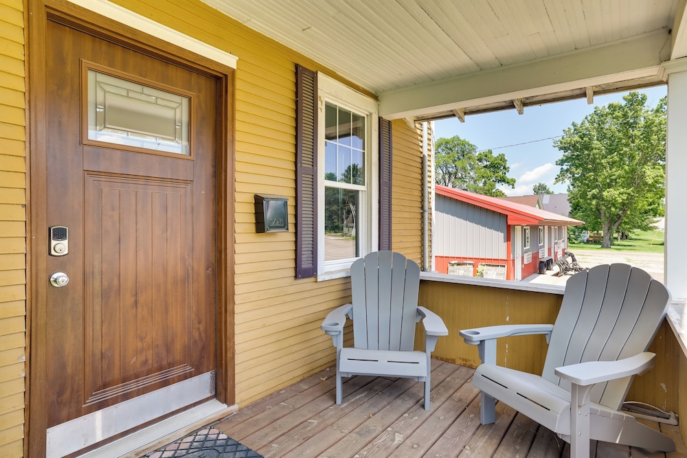 Gas Grill & Porch: Rural Hixton Vacation Home!