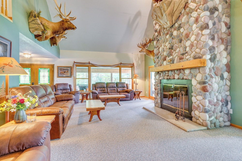 Gorgeous Lake Arbutus Getaway w/ Dock & Boat House