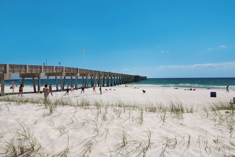 Sailors Cove: 5-bedroom, 4.5 Baths, Sleeps 12! Steps Away From the Beach!