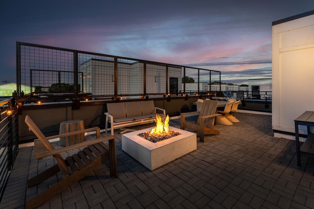 Rooftop Fire Pit Skyline Views Near Broadway