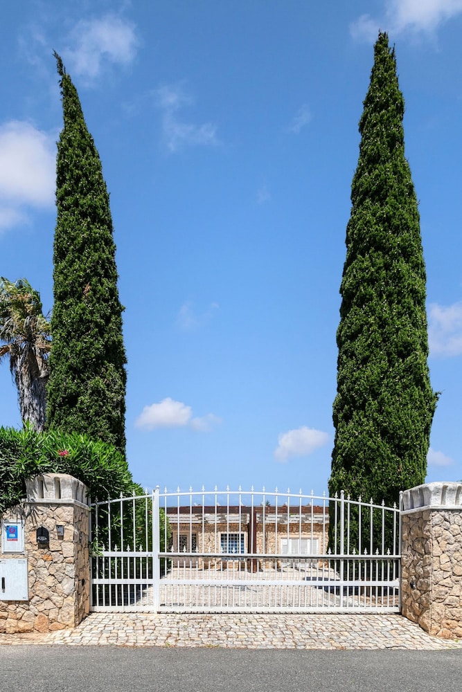 Golfinhos Magnificent Spacious 5 Bedroom Villa