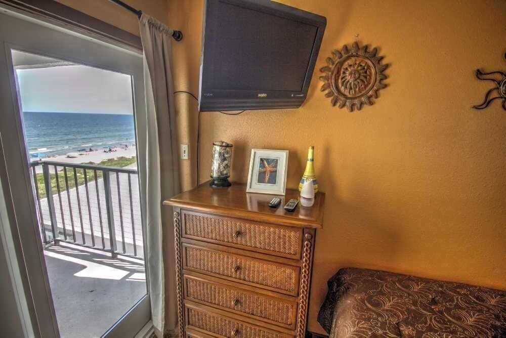 Florence I 608 Minium Studio Bedroom Condo by RedAwning view 3